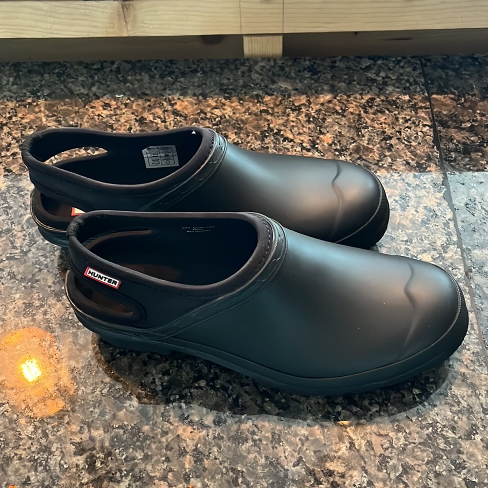NWT Women’s original black Hunter clog size 8